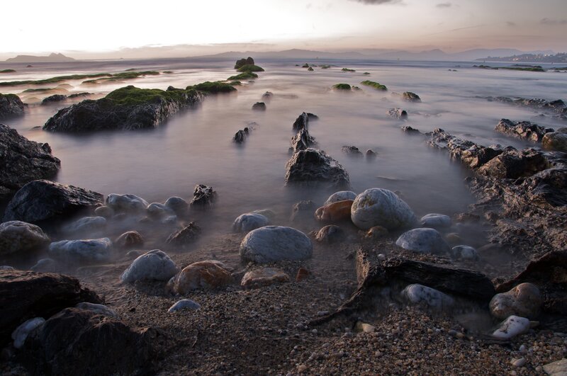 Agua y rocas nocturna